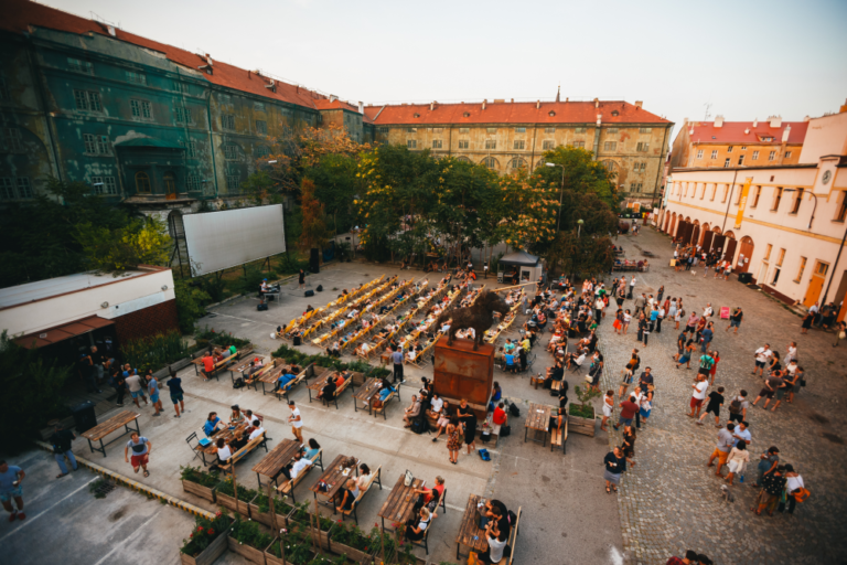 Primátor Hřib Kasárnám nijak nepomáhá